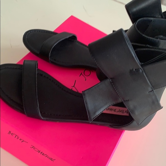 BOWS & BETSY. VINTAGE BETSY JOHNSON SANDALS - Picture 7 of 8
